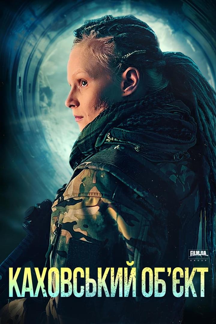 Eine Frau in Militärkleidung mit Dreadlocks blickt entschlossen in die Ferne.