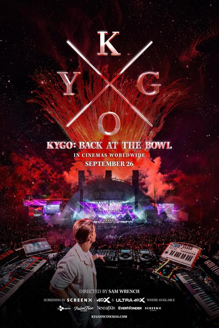 Das Filmplakat für „Kygo: Back at the Bowl“ zeigt Kygo an den Decks vor einer riesigen Menschenmenge.