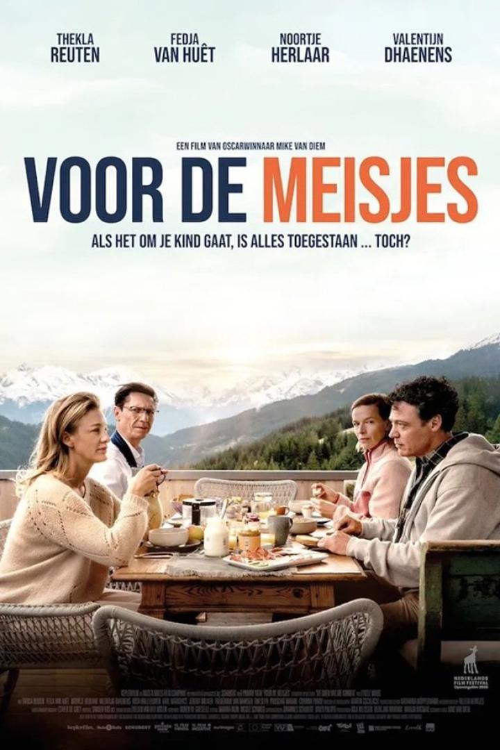 Das Filmplakat für „Voor de Meisjes“ zeigt vier Personen beim Essen vor einer Bergkulisse.