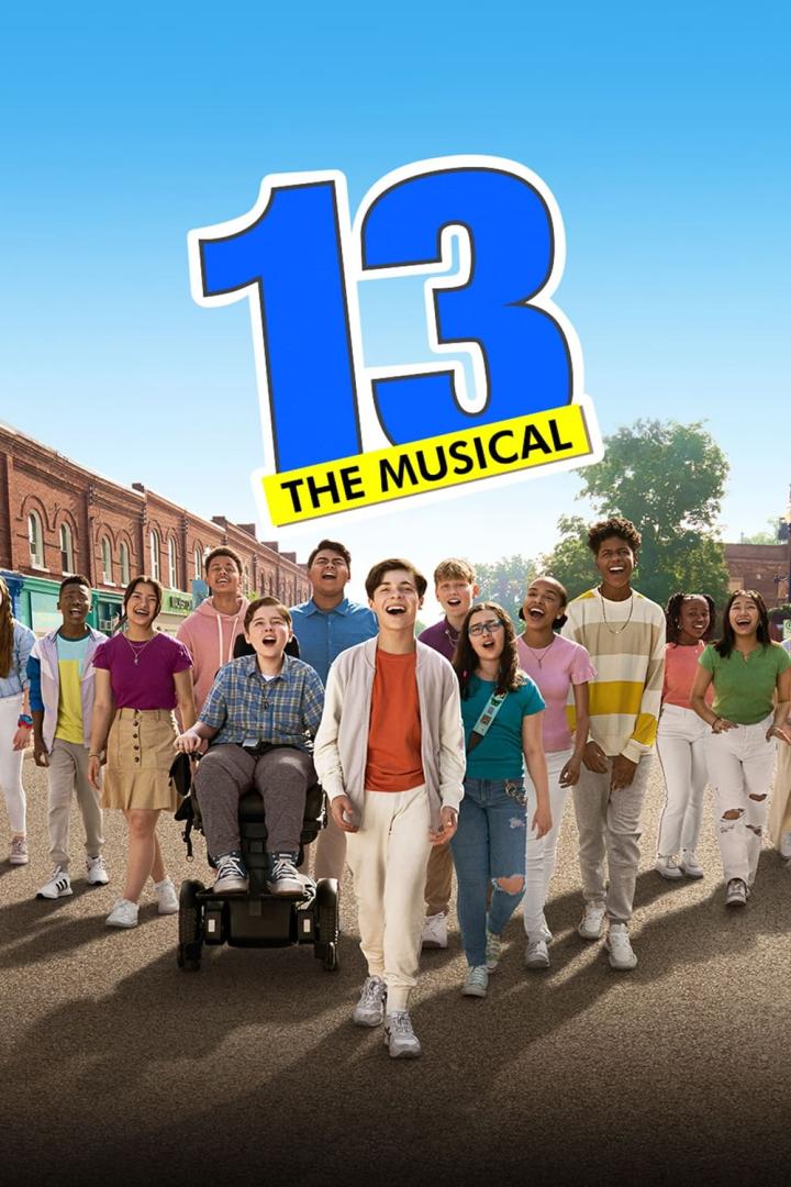 Das Filmplakat für „13: Das Musical“ zeigt eine Gruppe Teenager auf einer sonnigen Straße.