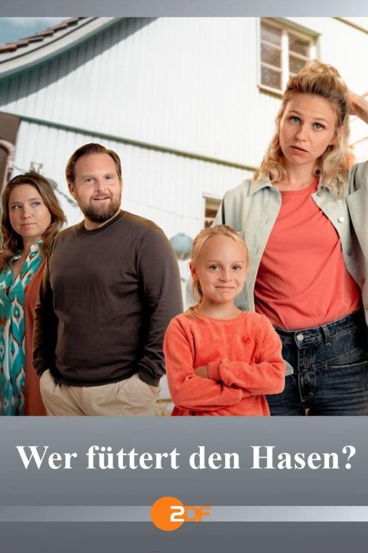 Eine Familie steht vor einem hellen Haus, im Vordergrund der Titel „Wer füttert den Hasen?“.