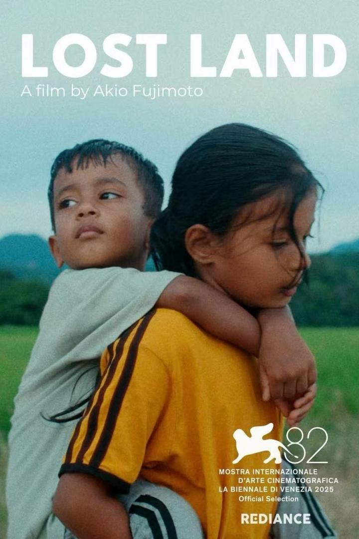 Ein Junge umarmt ein Mädchen auf dem Filmplakat zu „Lost Land“ von Akio Fujimoto.