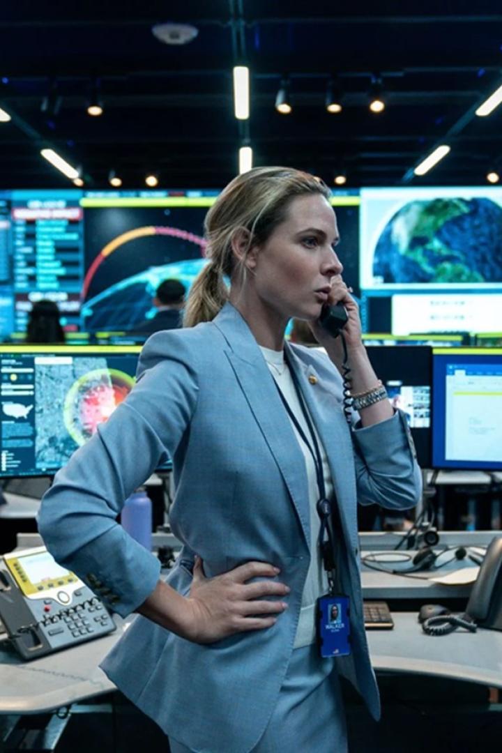 Rebecca Ferguson telefoniert in Filmrolle in einem Krisenmoment für die Weltsicherheit.
