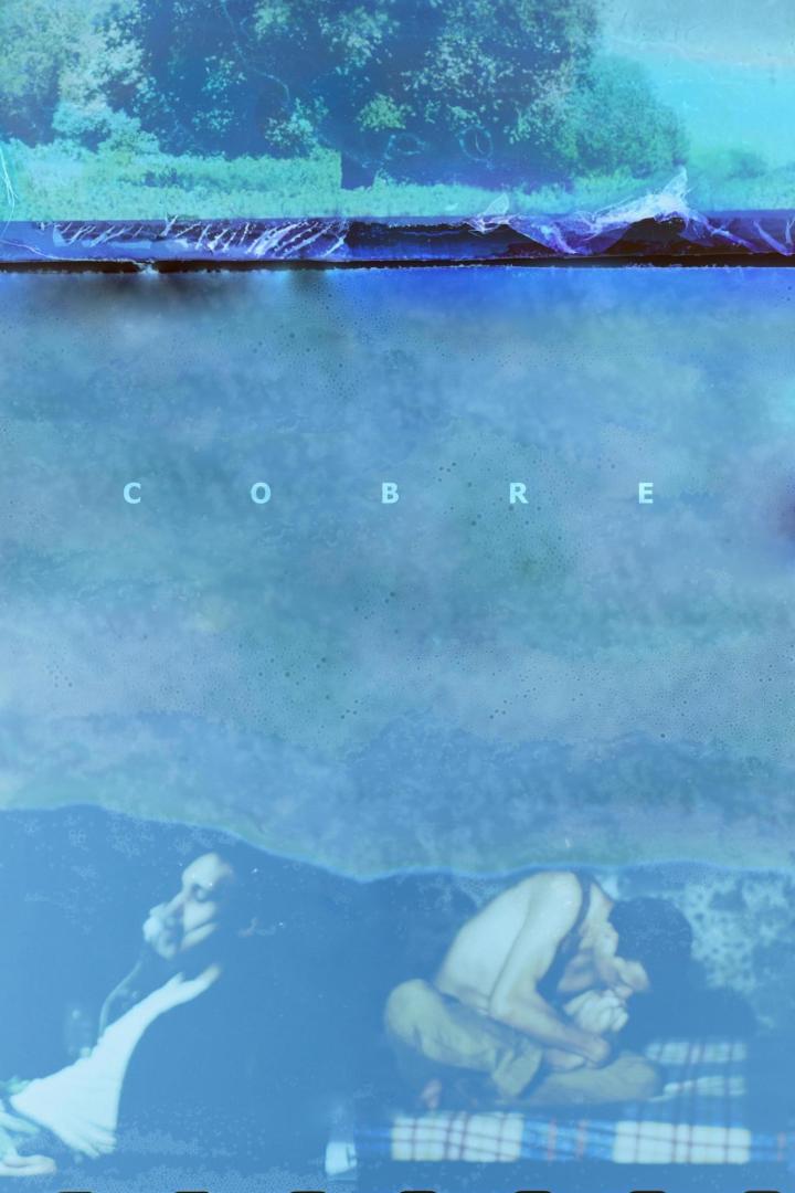Ein abstraktes, blau getöntes Bild mit den Worten „COBRE“ und zwei verschwommenen Personen.