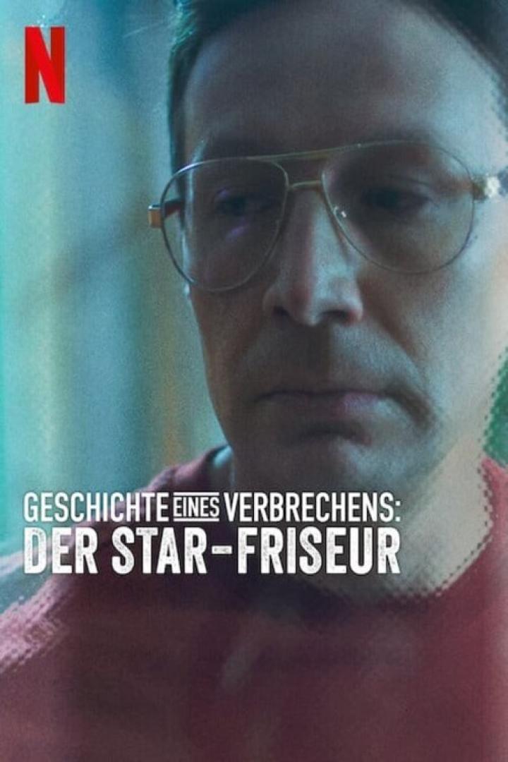 Ein Mann mit Brille auf dem Poster für „Geschichte eines Verbrechens: Der Star-Friseur“.