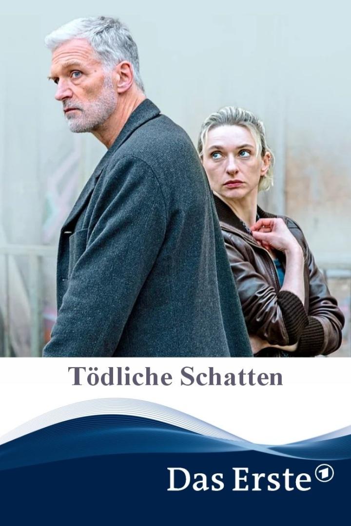 Ein Mann und eine Frau stehen vor einer Wand, im Vordergrund der Titel „Tödliche Schatten“.
