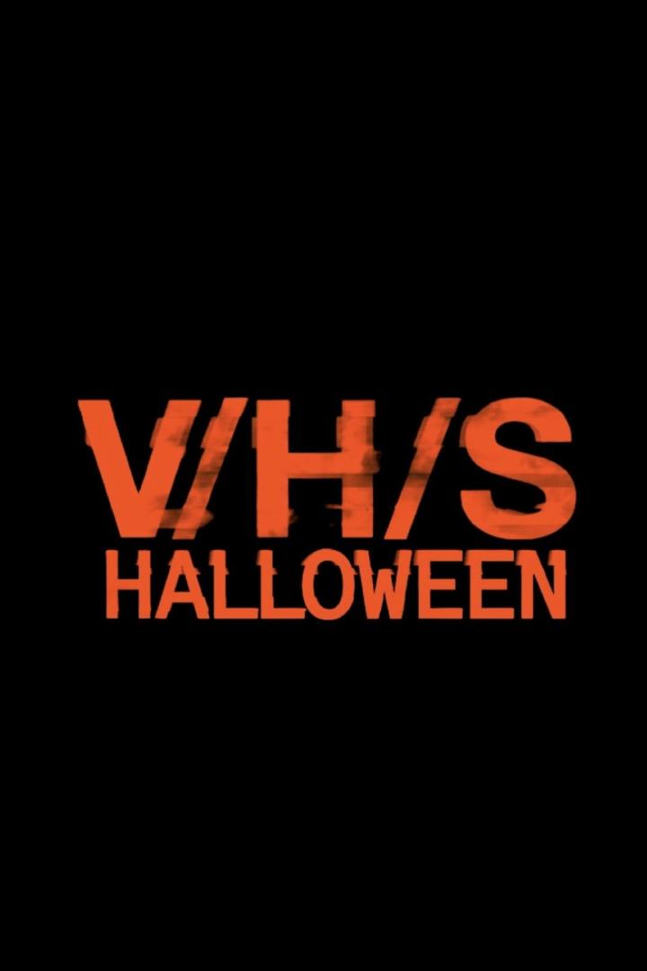 Das Cover des Films „V/H/S: Halloween“ in orangefarbener Schrift auf schwarzem Hintergrund.