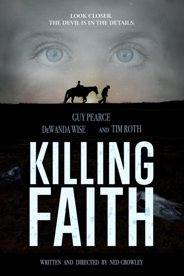 Das Filmplakat für „Killing Faith“ zeigt eine düstere Szene mit einem Reiter und einem Mann zu Fuß.