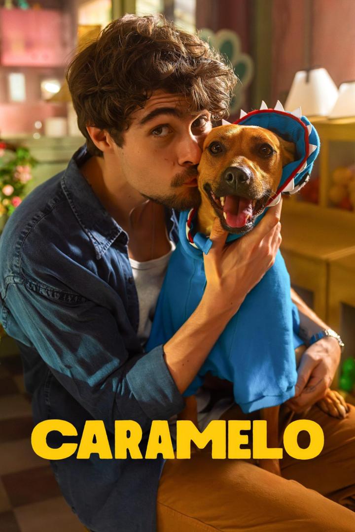 Ein Mann umarmt einen Hund, der ein blaues Haikostüm trägt. Im Vordergrund steht der Titel „Caramelo“.
