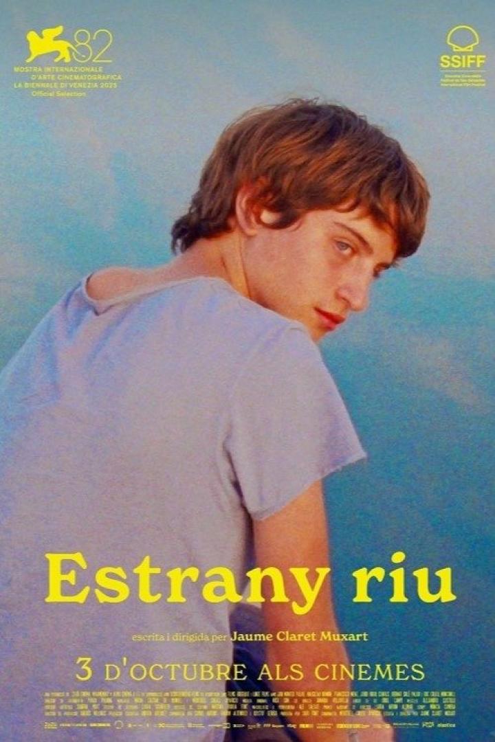 Ein junger Mann blickt auf dem Filmplakat zu „Estrany riu“ über seine Schulter.