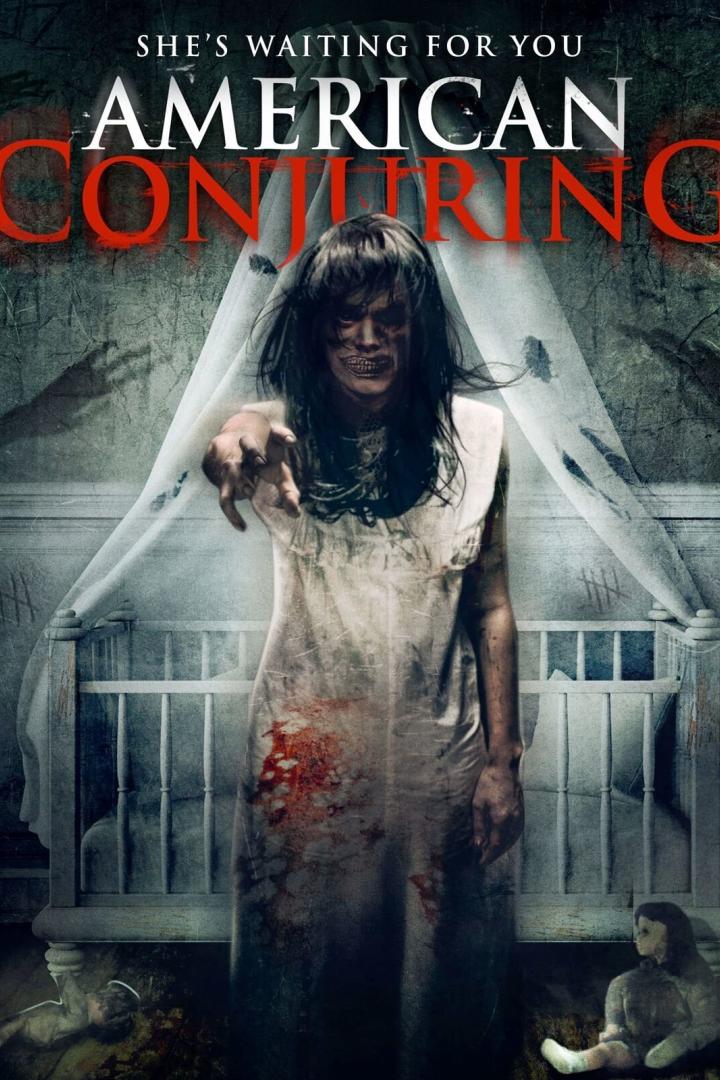 Eine unheimliche Frau steht vor einem Kinderbett, möglicherweise eine Szene aus dem Film „American Conjuring“.