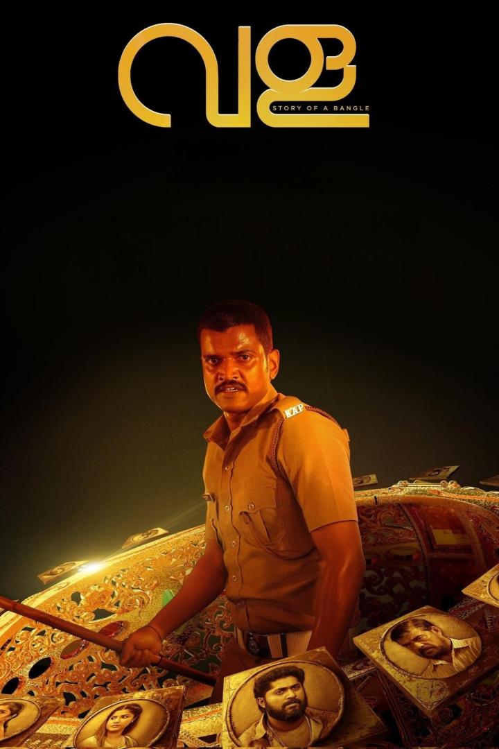 Ein Polizist steht vor einem goldenen Schirm mit Porträts für den Film „Vazha: Story of a Bangle“.