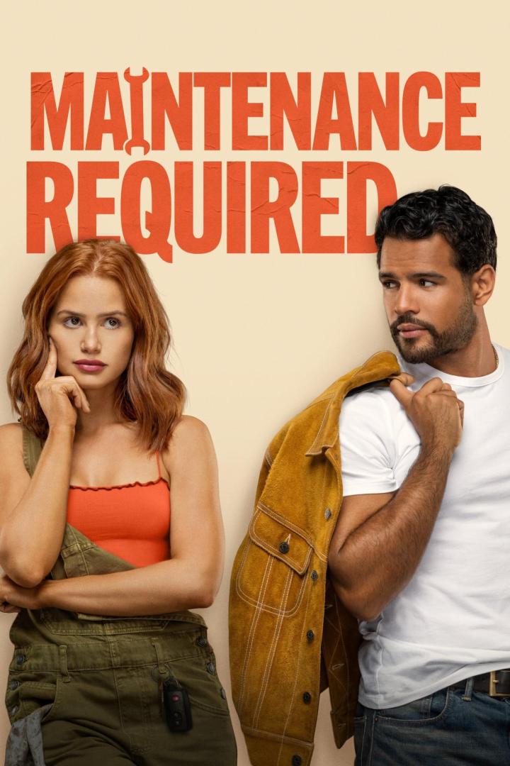 Das Filmplakat für „Maintenance Required“ zeigt eine Frau und einen Mann vor beigem Hintergrund.