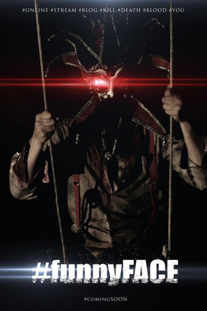 Ein unheimlicher Narr mit leuchtend roten Augen hält Seile in den Händen.