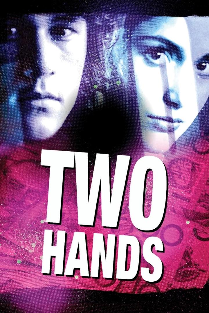 Das Filmplakat für „Two Hands“ zeigt zwei Gesichter vor einem pinkfarbenen Hintergrund.