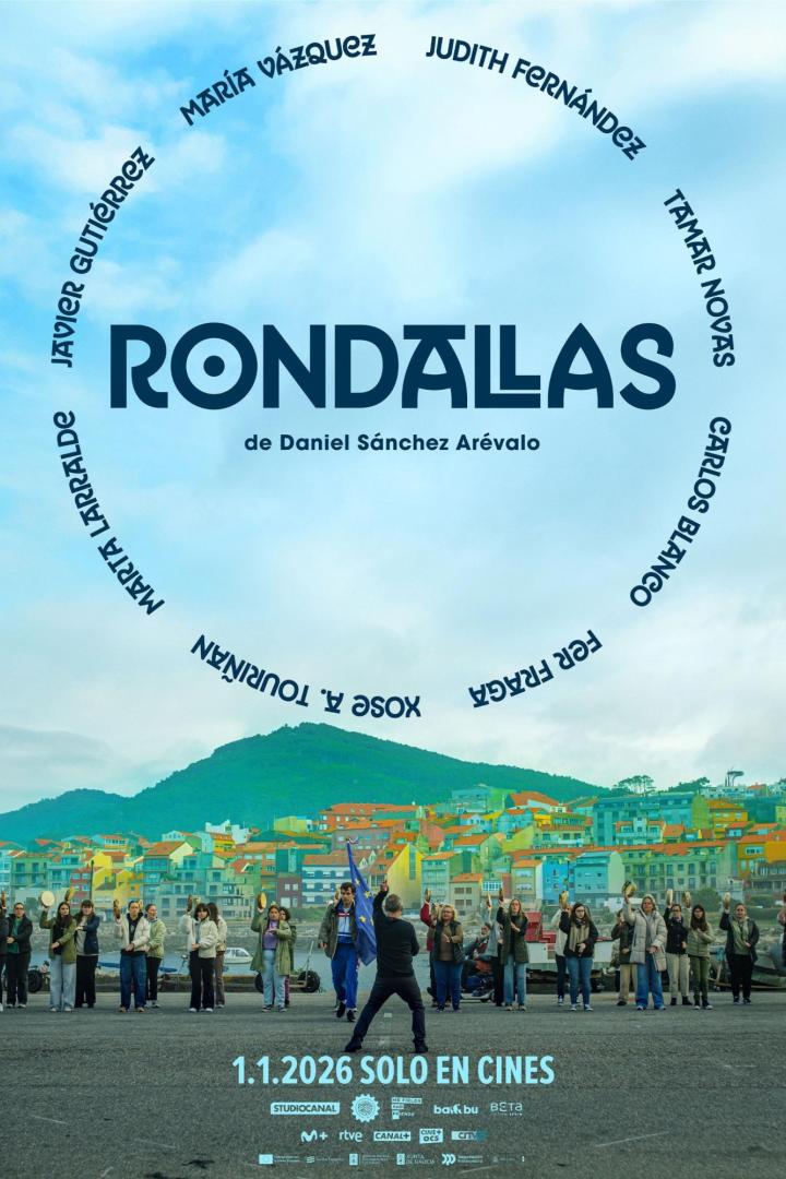 Das Filmplakat für „Rondallas“ zeigt eine Gruppe von Menschen vor einer farbenfrohen Küstenstadt.