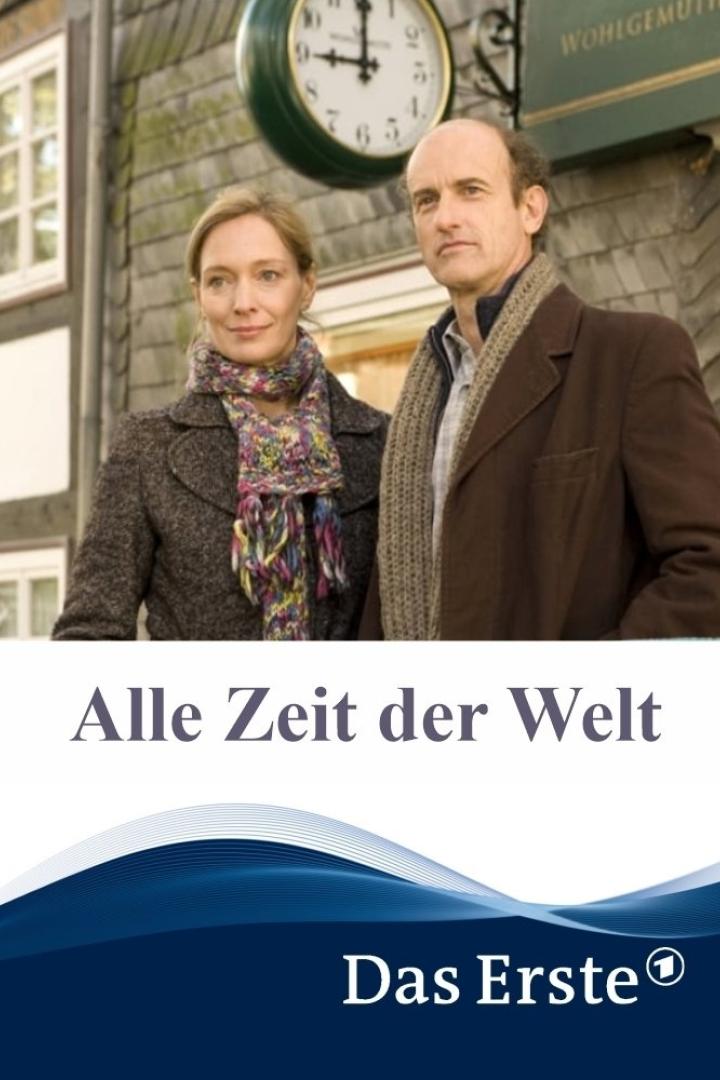 Ein Mann und eine Frau stehen vor einem Haus mit einer Uhr im Film „Alle Zeit der Welt“.