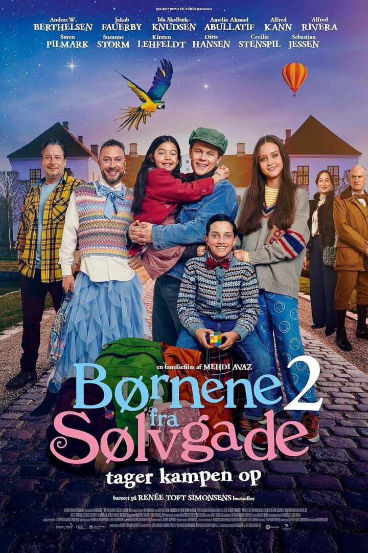 Das Filmplakat für „Børnene fra Sølvgade 2“ zeigt die junge Besetzung vor einem Herrenhaus.