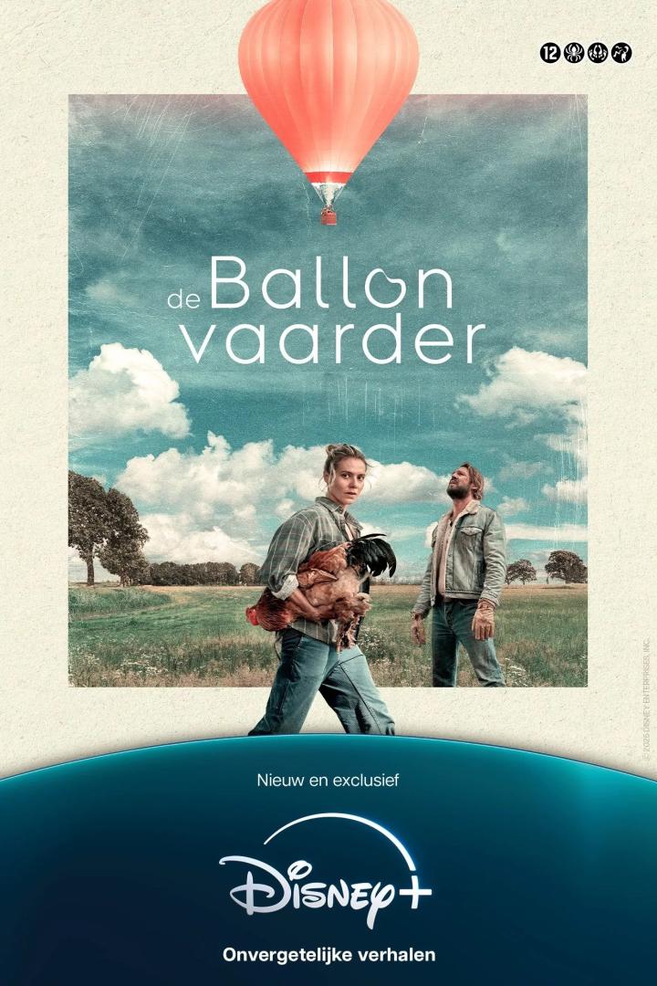 Das Filmplakat für „De Ballonvaarder“ zeigt eine Frau mit Hühnern und einen Mann unter einem Heißluftballon.