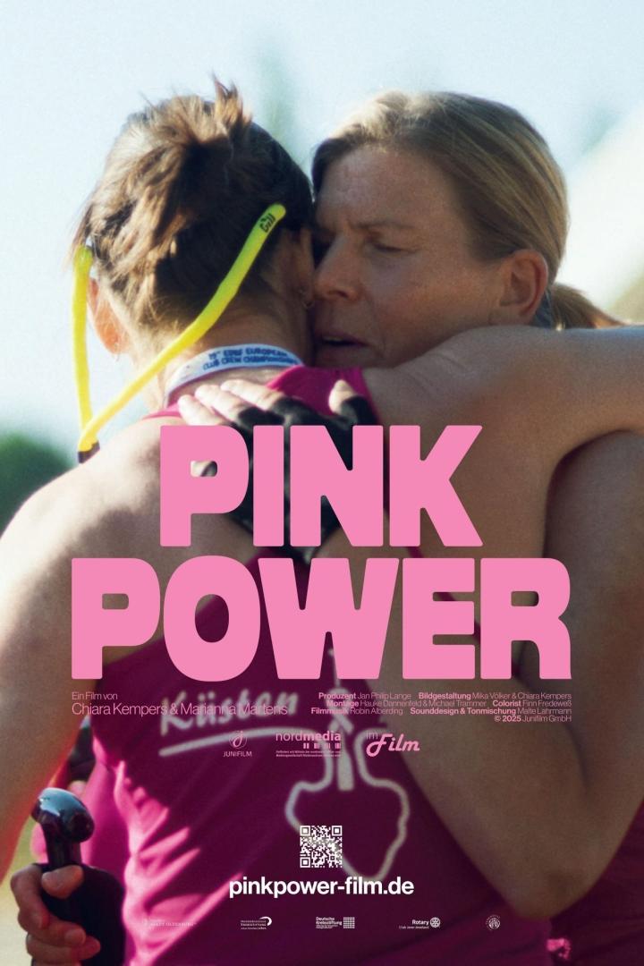 Das Filmplakat für „Pink Power“ zeigt zwei Frauen, die sich umarmen.