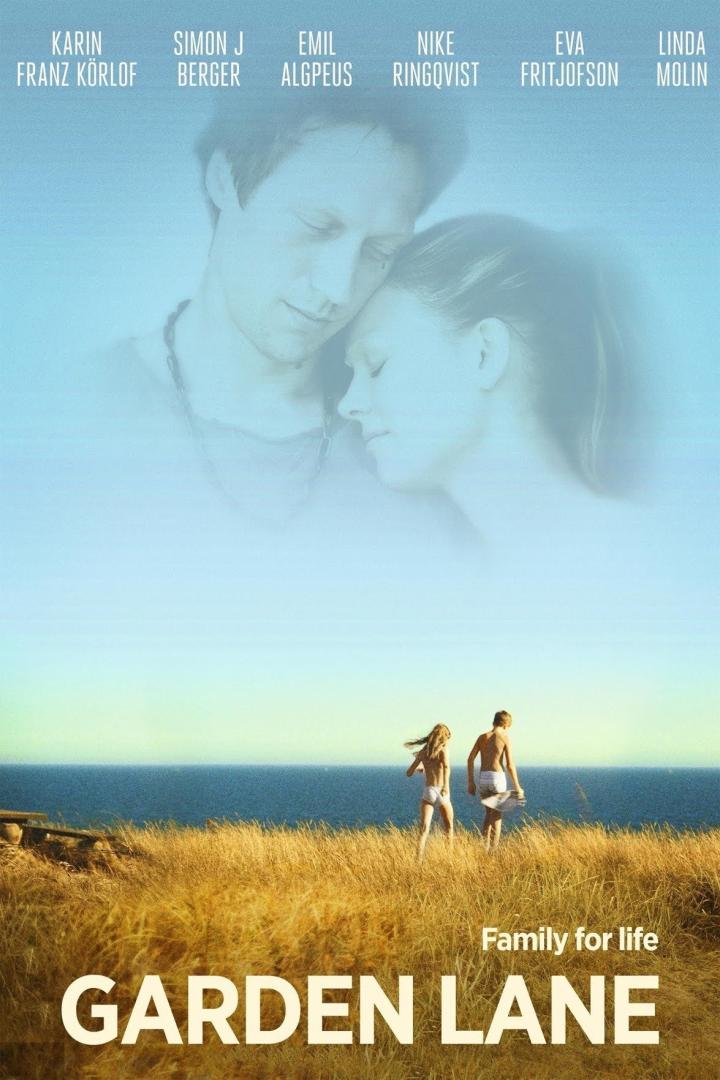 Das Filmplakat für „Garden Lane“ zeigt ein Paar und zwei Kinder in einer Dünenlandschaft.