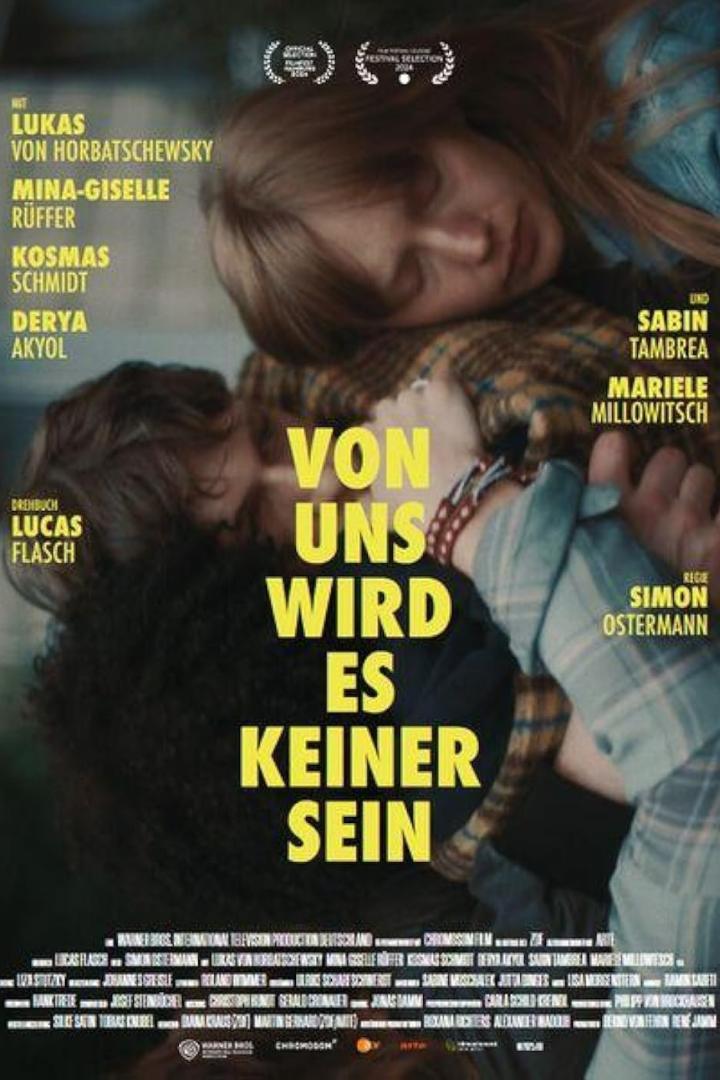 Das Filmplakat für „Von uns wird es keiner sein“ zeigt zwei junge Frauen, die eng aneinanderliegen.