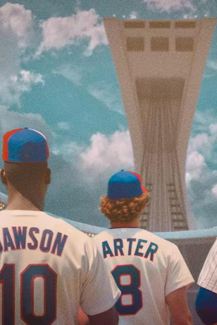 Baseballspieler mit den Namen Dawson und Carter vor dem Olympiastadion Montreal.