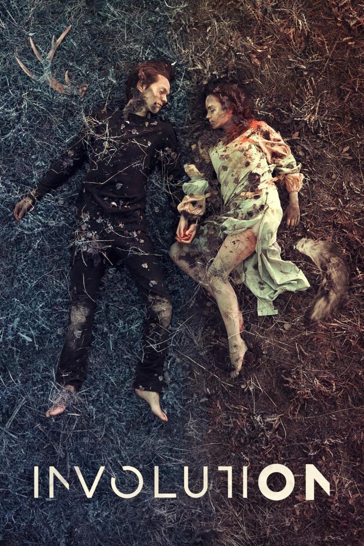 Ein Mann und eine Frau liegen leblos im Gras, möglicherweise eine Filmszene.