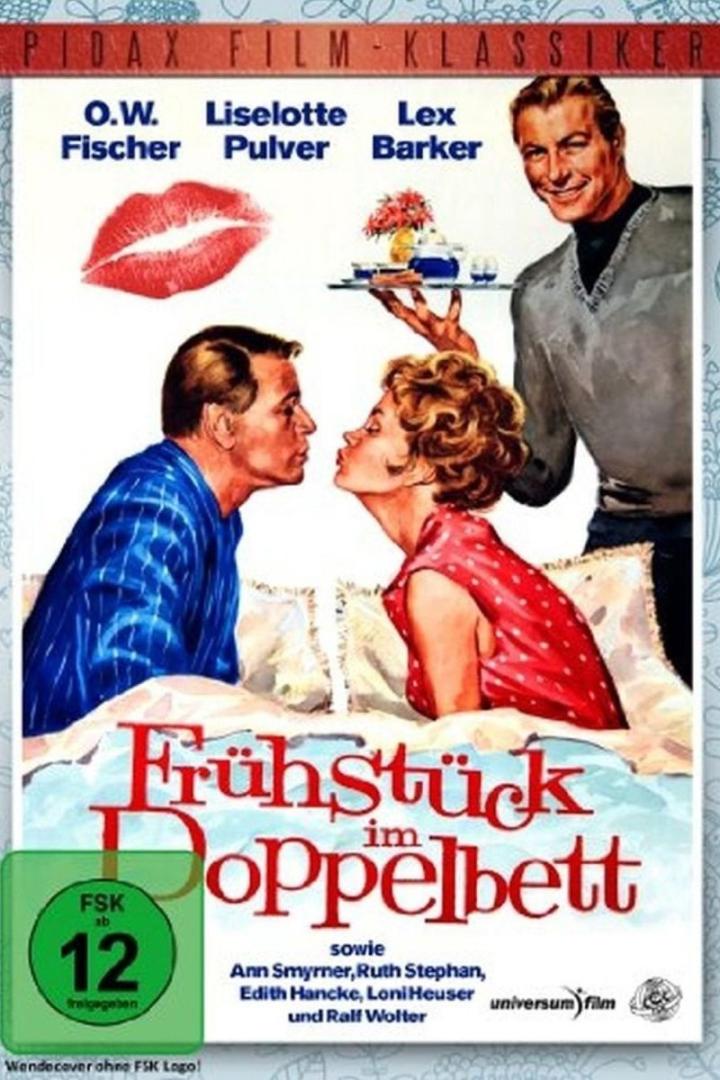 Das Filmplakat für „Frühstück im Doppelbett“ zeigt ein Paar im Bett und einen Kellner mit Frühstückstablett.