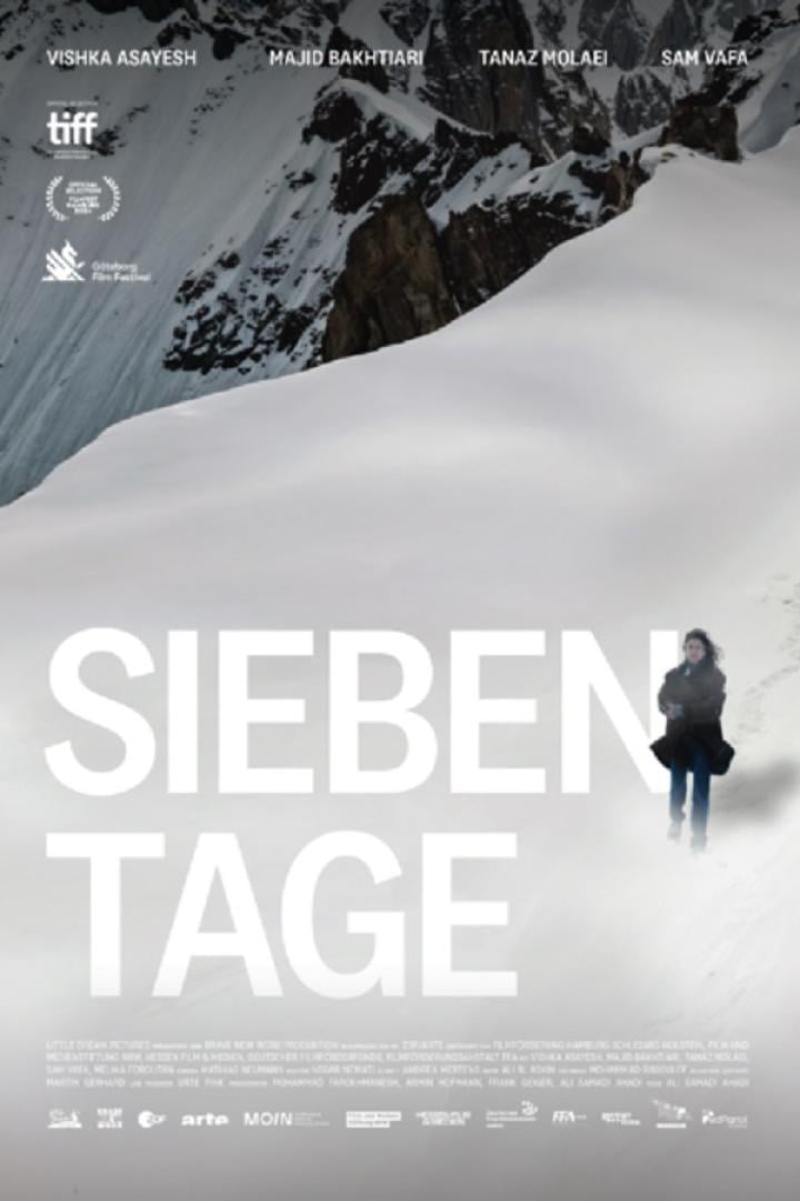 Frau geht durch schneebedeckte Berglandschaft