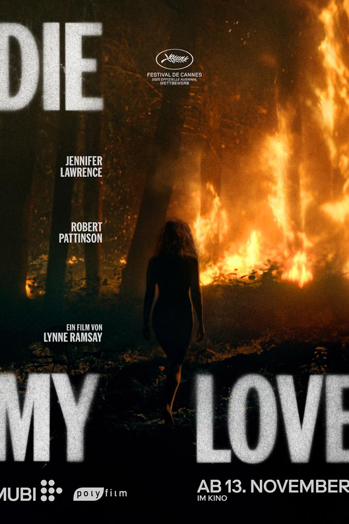 Frau geht nachts auf brennenden Wald zu