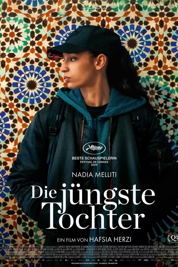 Mädchen steht vor bunt verzierter Wand und wendet und das Profil zu