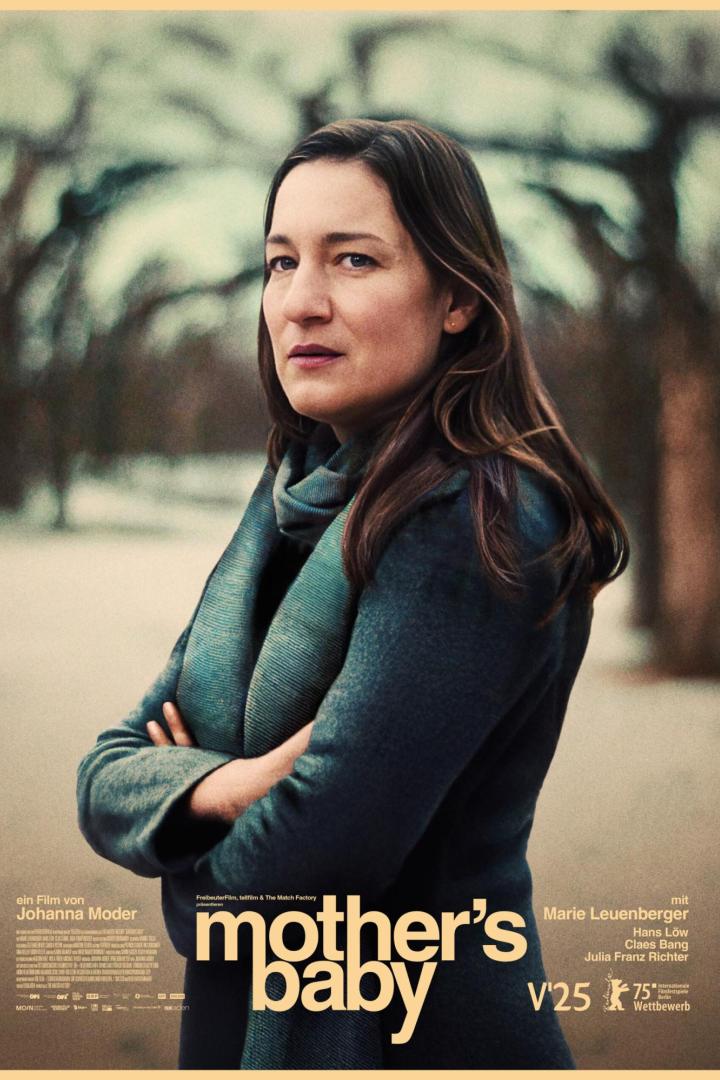 Frau steht mit verschränkten Armen vor kahlen Bäumen