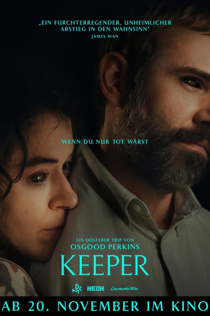 Frau lehnt sich mit dem Gesicht an die Schulter eines Mannes