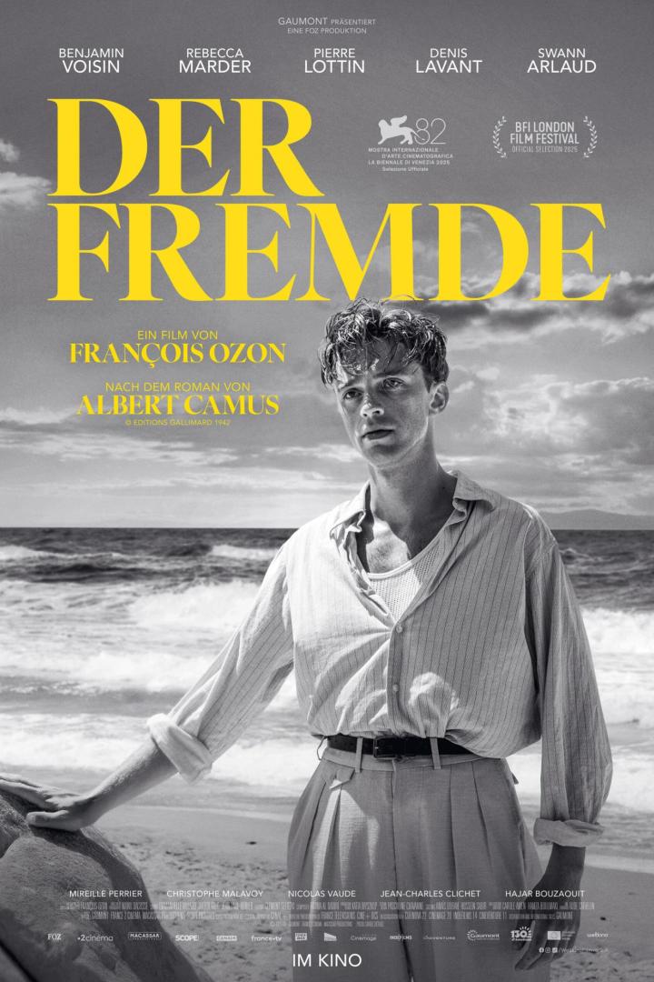 Junger Mann stützt sich am Strand an einen Fels auf Schwarz-Weiß-Foto für Filmplakat