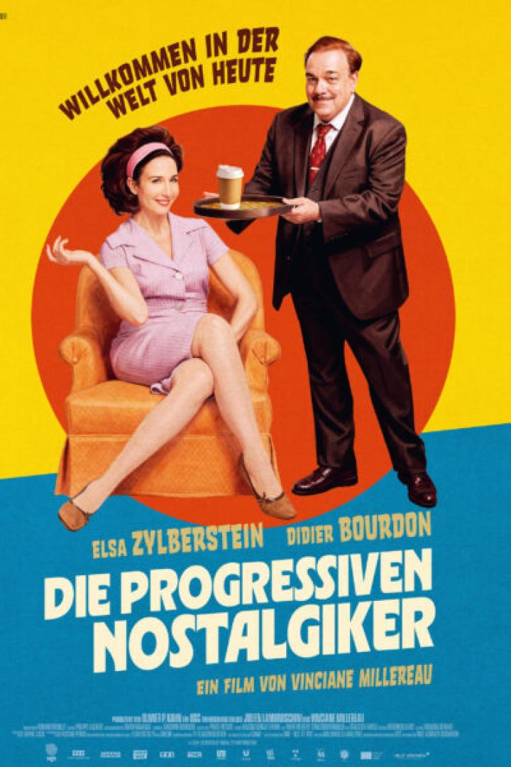 Mann serviert sitzender Frau einen Take-Away-Kaffee auf Tablett