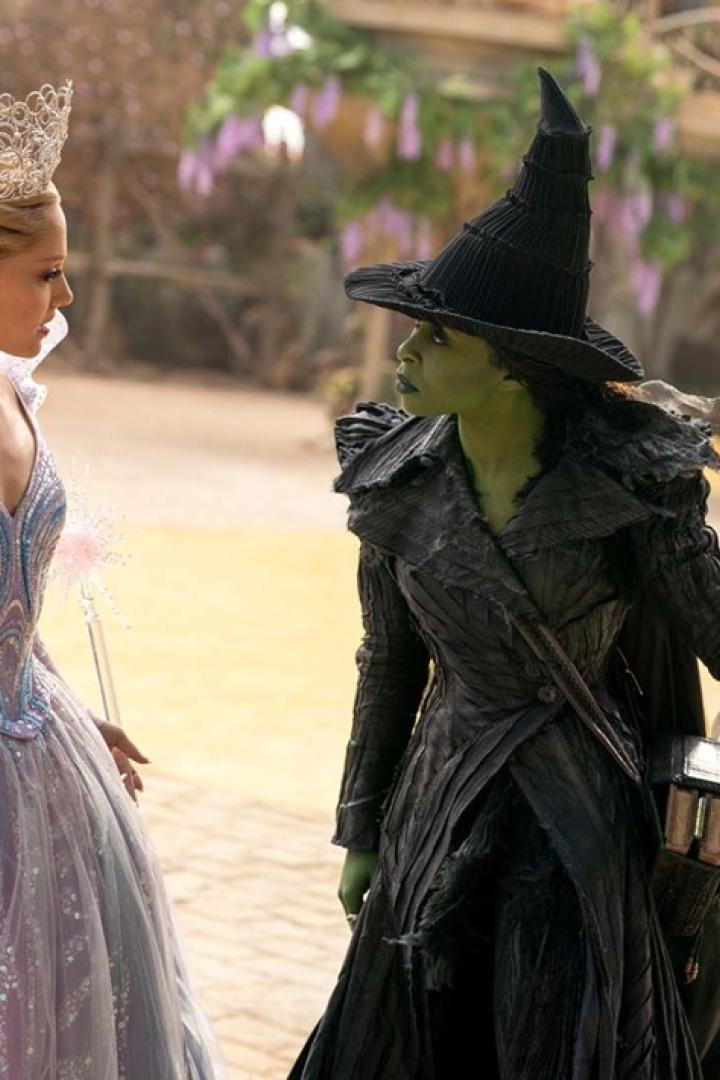 Cynthia Erivo und Ariana Grande stehen einander gegenüber