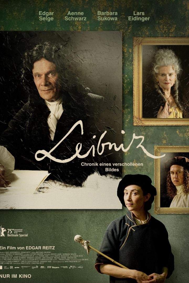 Malerin steht vor einer Bilderwand, auf der ein nicht ganz vollendetes Leibniz-Porträt hängt