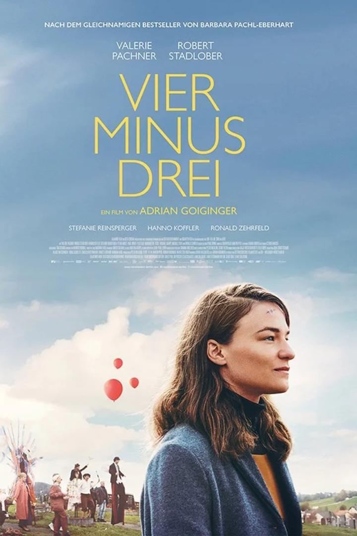 Frau mit genähter Wunde auf der Stirn blickt unter blauem Himmel in die Ferne