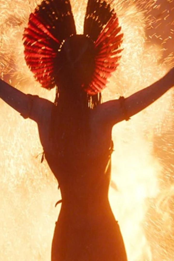 Feuerhexe Varang vor Flammenkulisse