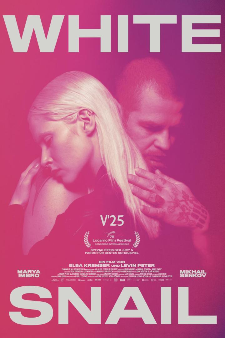 Frau und Mann umarmein einander auf Filmplakat