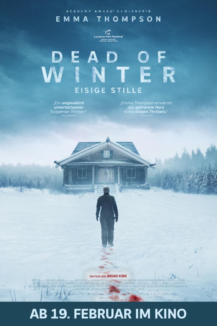 Person geht auf einsame Waldhütte zu und hinterlässt blutige Spuren im Schnee