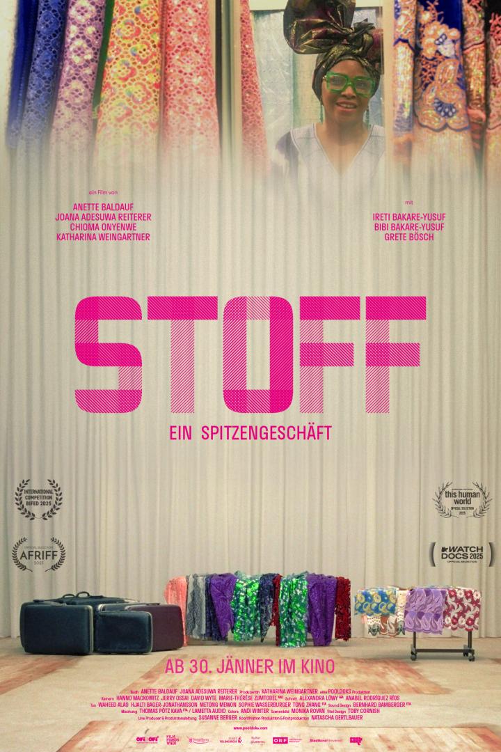 Filmplakat zeigt verschiedene Stoffmuster und Reisekoffer
