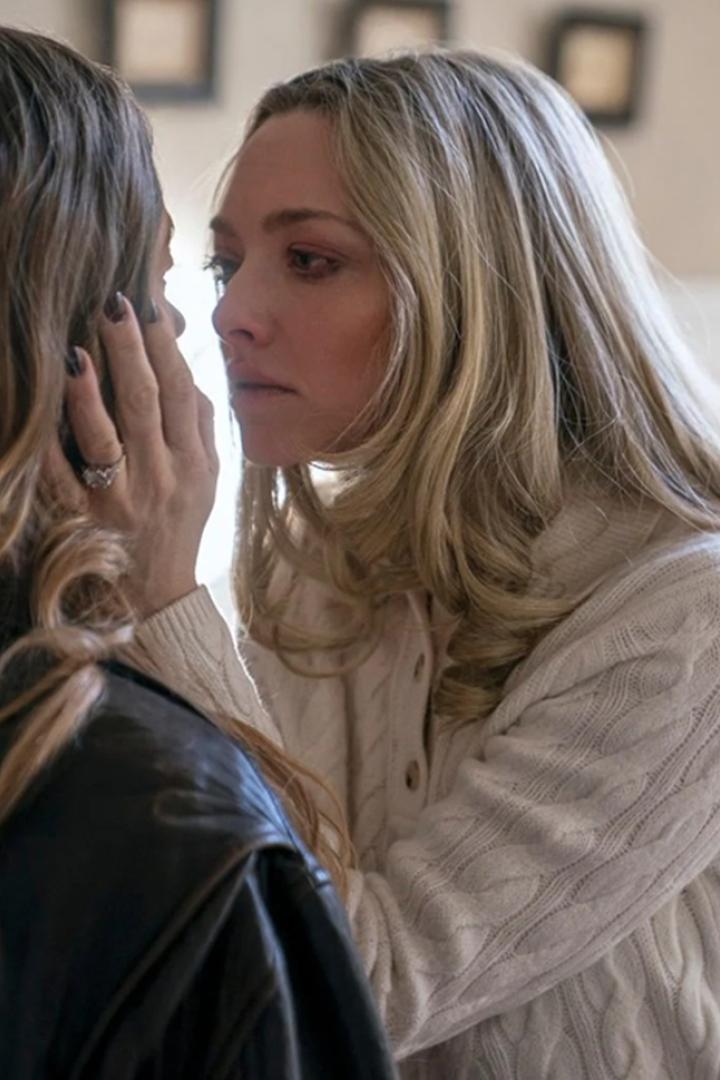 Amanda Seyfried fasst einer Frau vor ihr mit der Hand an ie Wange und nähert ihr Gesicht bedrohlich