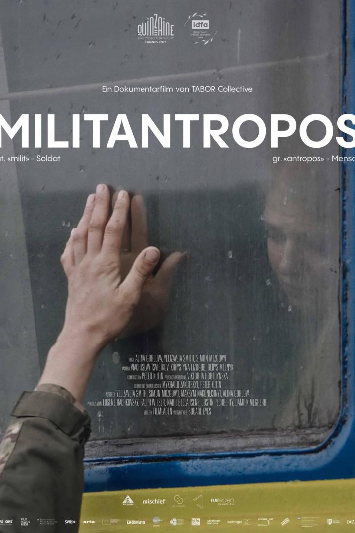 Hand berührt von außen ein Zugfenster, hinter dem eine Frau sitzt