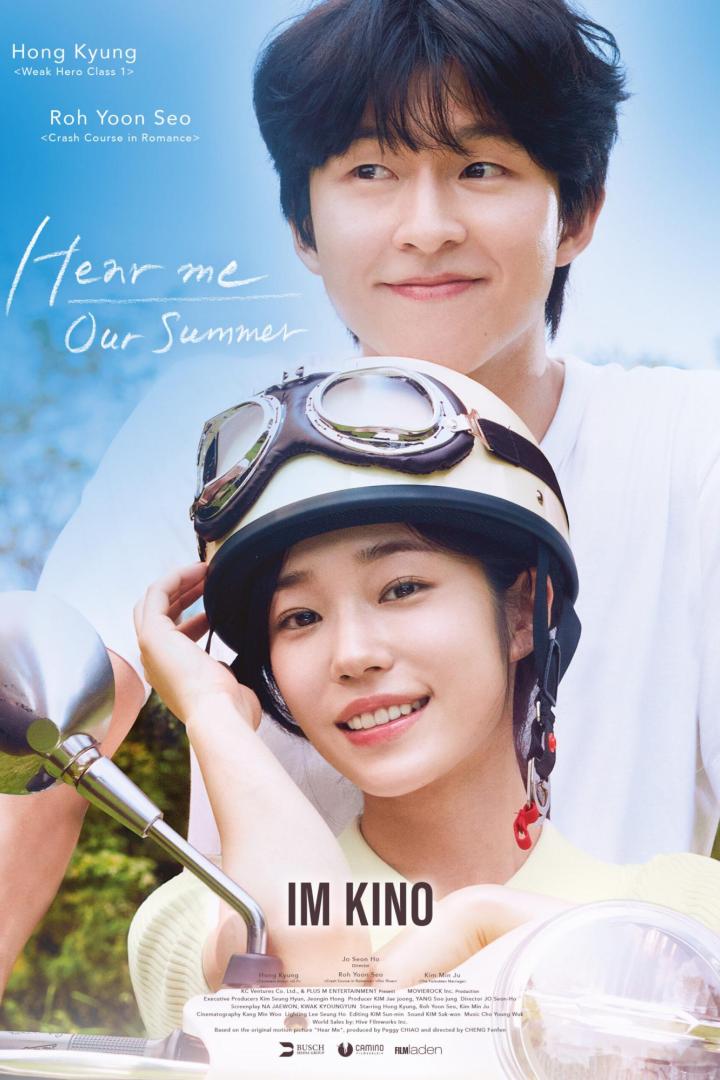 Lächelndes Paar sitzt auf einem Motorroller, die Frau trägt einen Schutzhelm