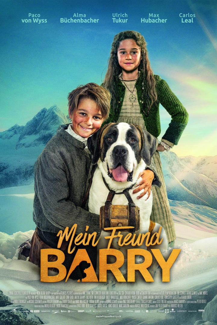 Junge kniet neben Bernhardiner und umarmt den Hund