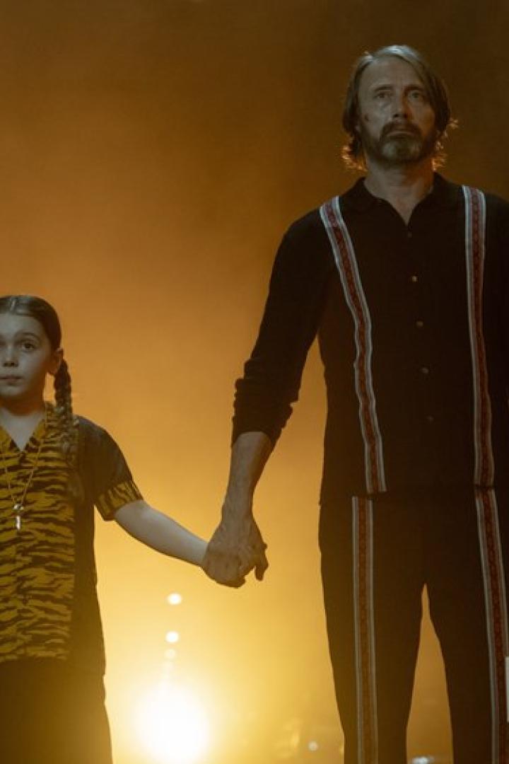 Mads Mikkelsen und die junge Neuentdeckung Sophie Sloan halten einander an den Händen