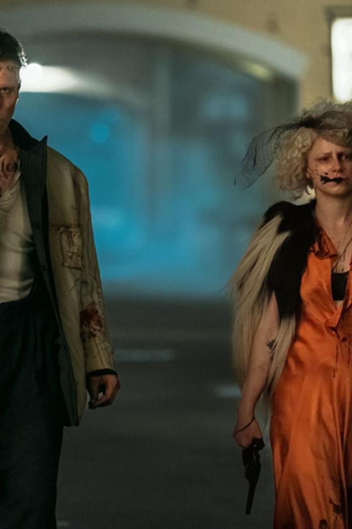 Jessie Buckley und Christian Bale gehen als Braut und Frankenstein-Monster durch eine nächtliche Gasse