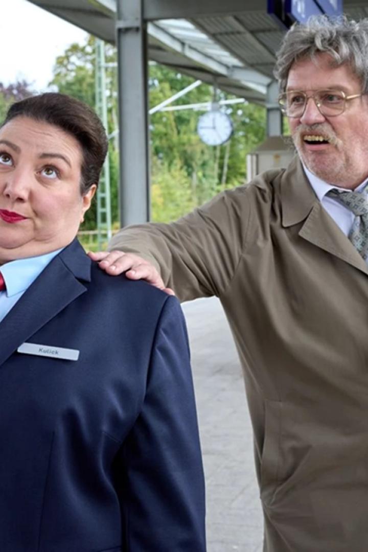 Hape Kerkeling als Horst Schlämmer legt Meltem Kaptan als Zugbegleiterin die Han auf die Schulter